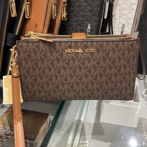 MICHAEL KORS LARGE DOUBLE ZIP WRISTLET PHONEHOLDER WALLET CLUTCH
Brown - Picture 14 of 16